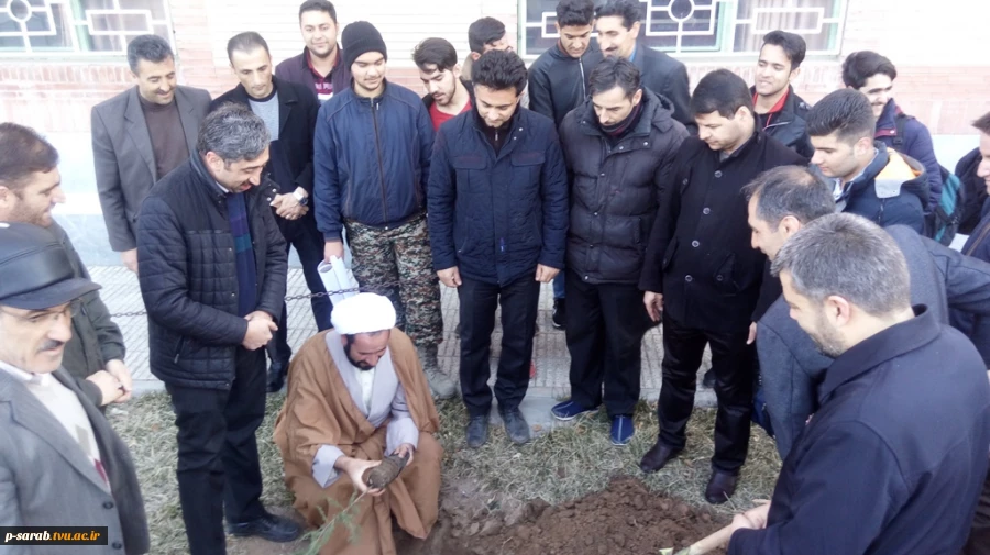 برگزاری مراسم روز درختکاری و کاشت نهال در حیاط مرکز با حضور مسئولان